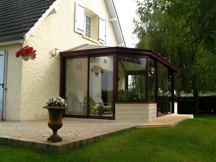 Conception, fabrication et pose de vérandas sur mesure.