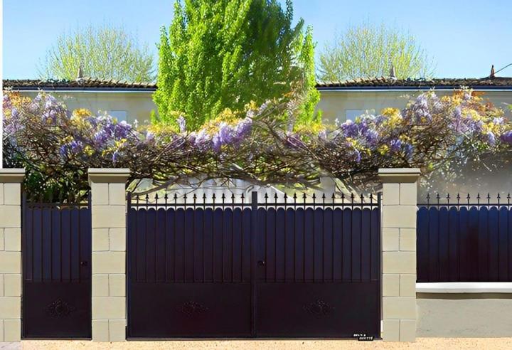 Pose de portes de garage et de volets.